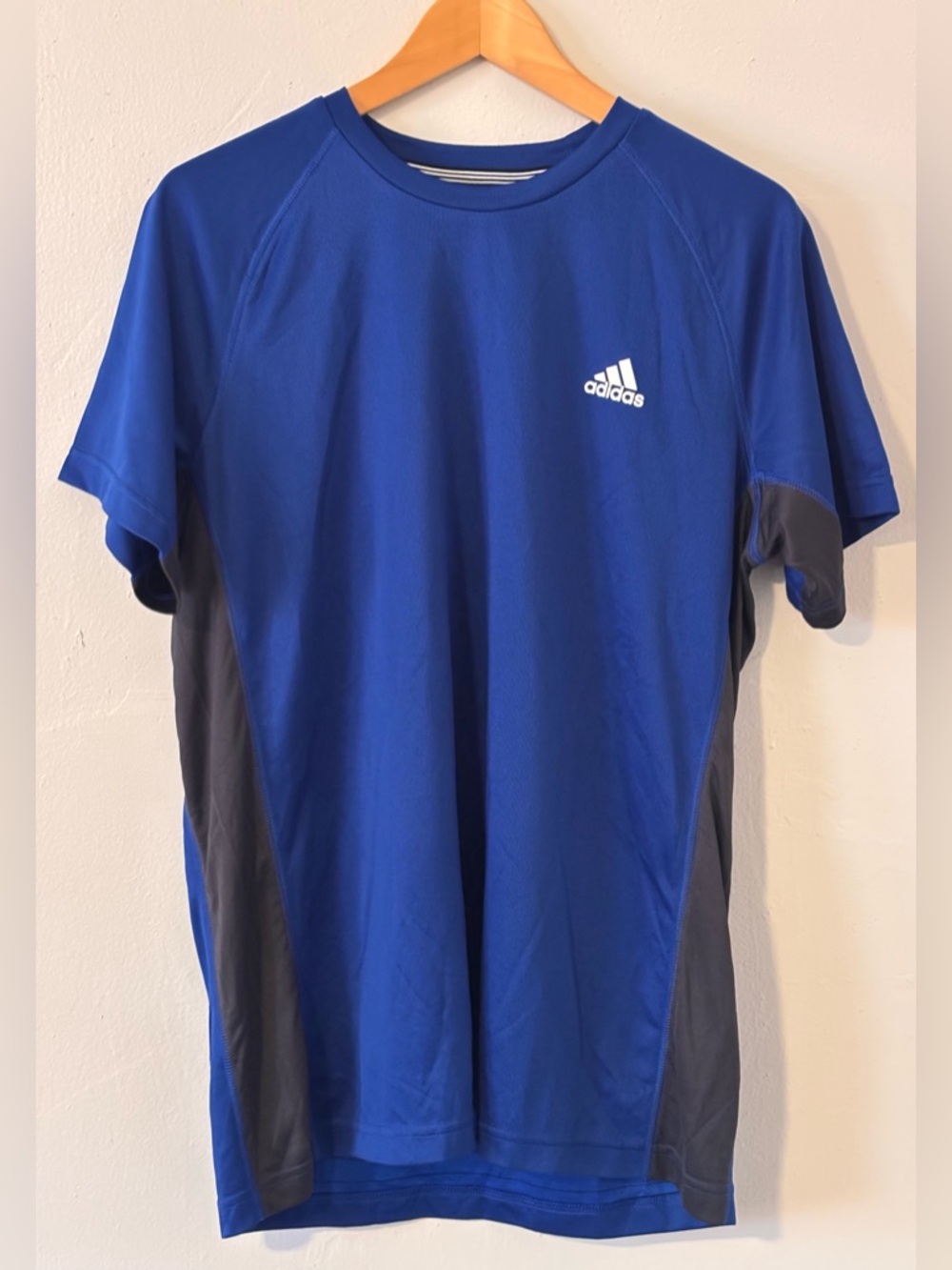 🌸 NWT Adidas Men's Training Essentials Raglan Tech Tee Blue and Gray Size Large